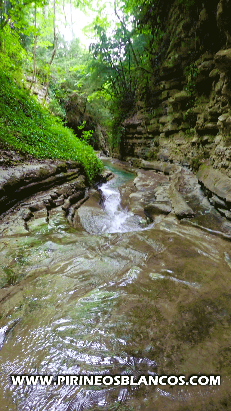 gran pasillo sobre losa de flish del barranco del furco